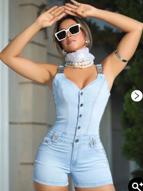 Macaquinho Sofisticado com Modelagem Ajustada e Lateral de Strass