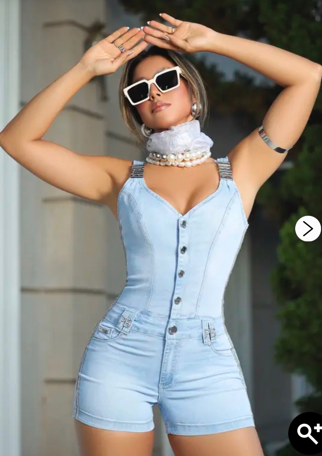 Macaquinho Sofisticado com Modelagem Ajustada e Lateral de Strass