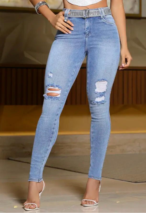 Calça Hot Pants Jeans Claro com Cinto Elástico e Detalhes Navalhados Pit Bull Jeans